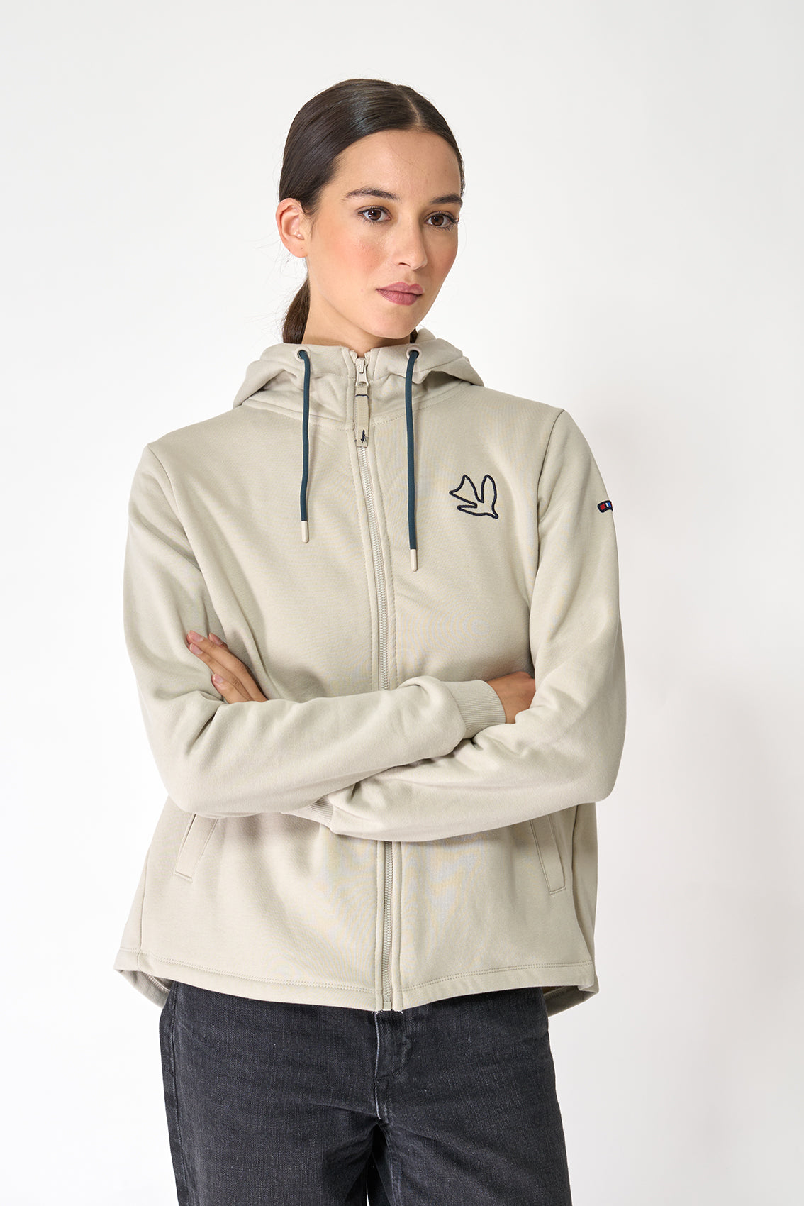 Sweat ou veste avec oiseau brodé et pli dans le dos