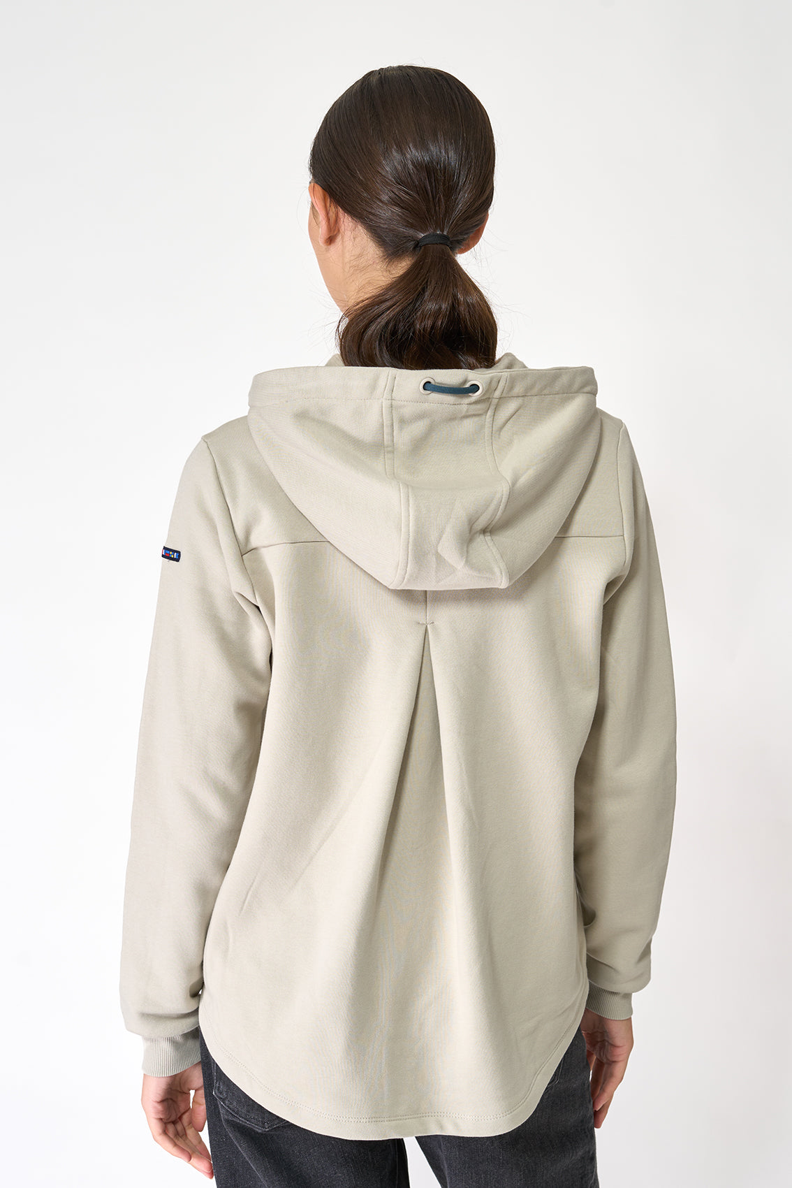Sweat ou veste avec oiseau brodé et pli dans le dos