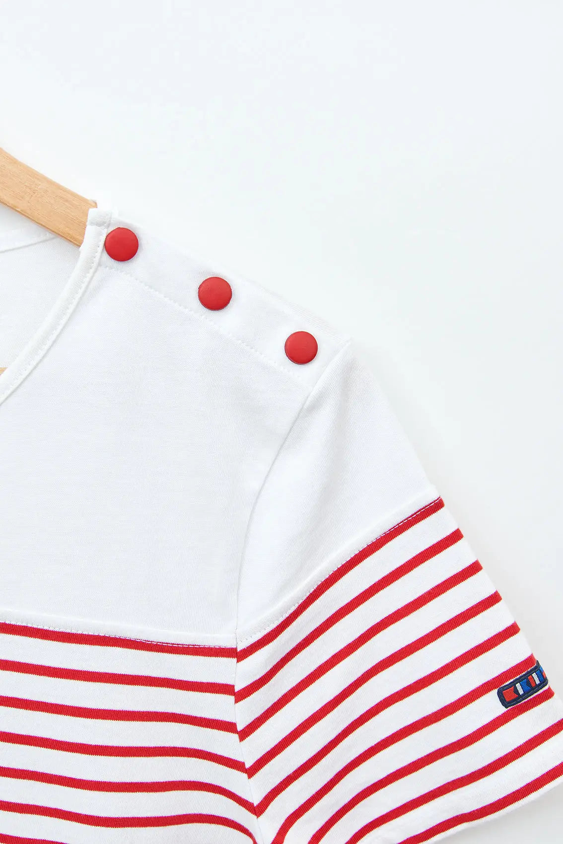 Short-sleeved striped T-shirt with round neck and buttons
