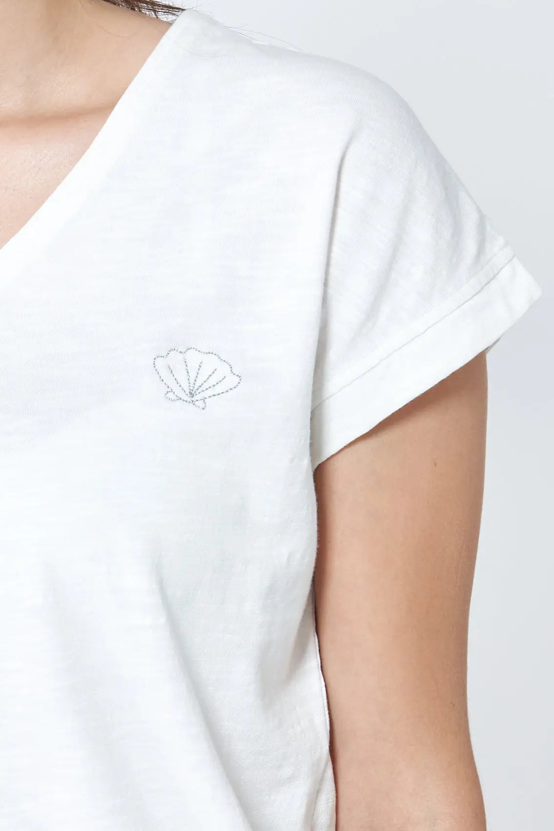 Short-sleeved V-neck cotton T-shirt