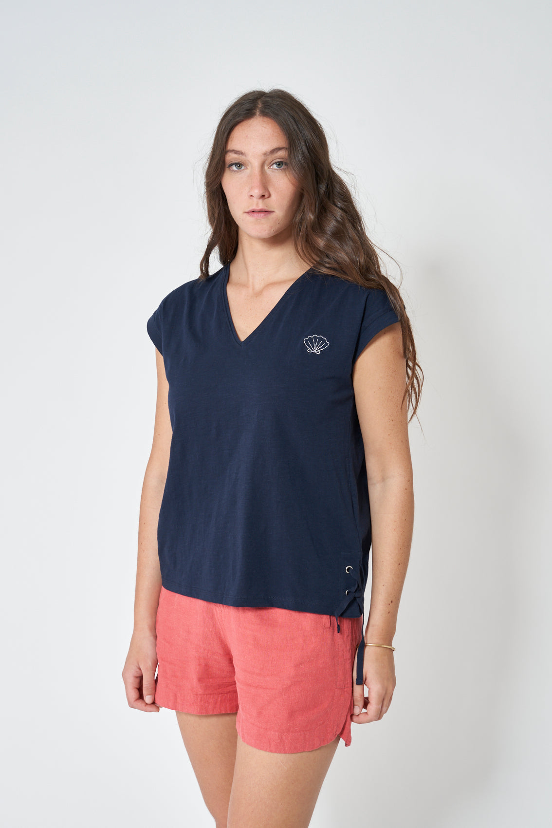 Camiseta cuello pico en algodón