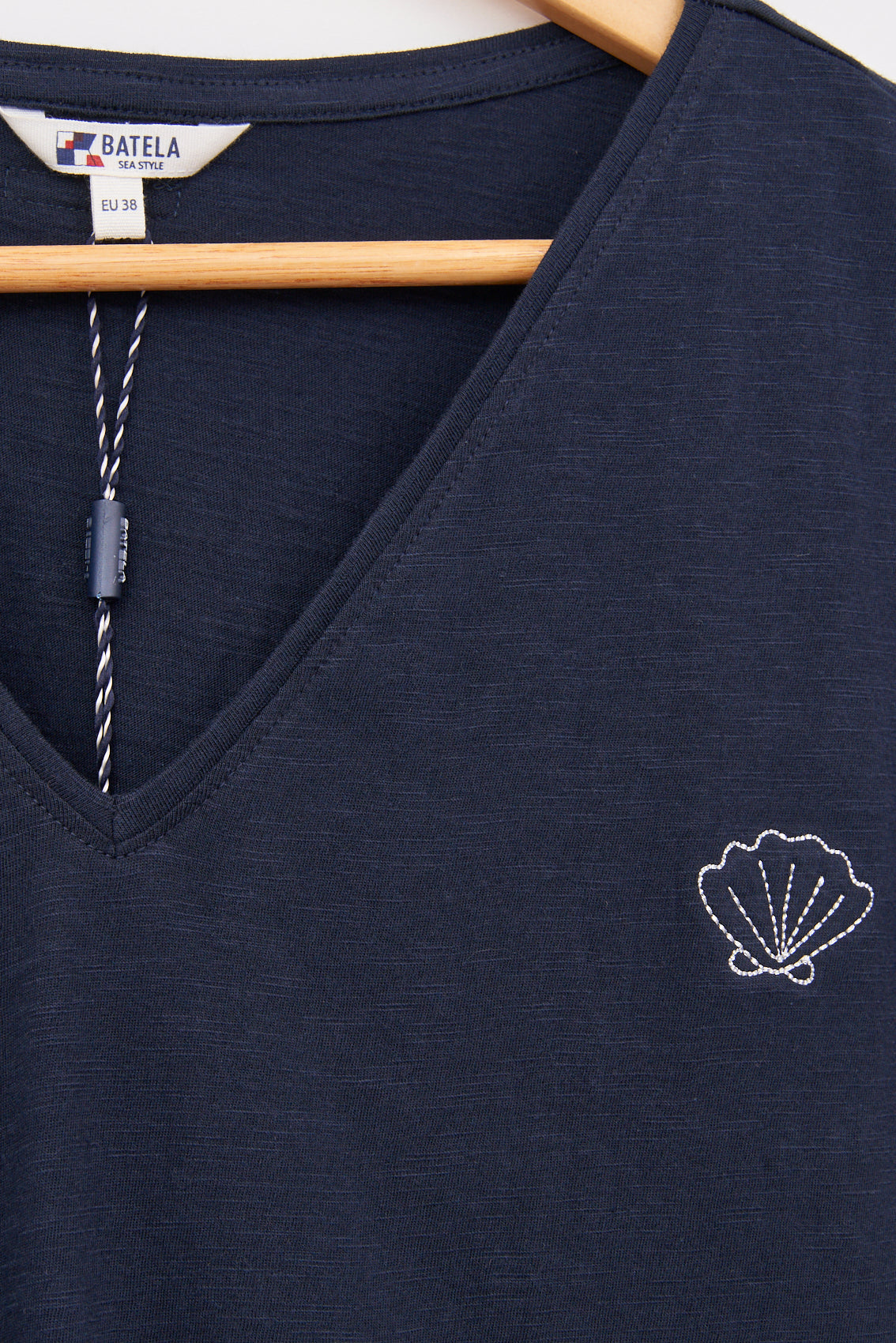 Camiseta cuello pico en algodón