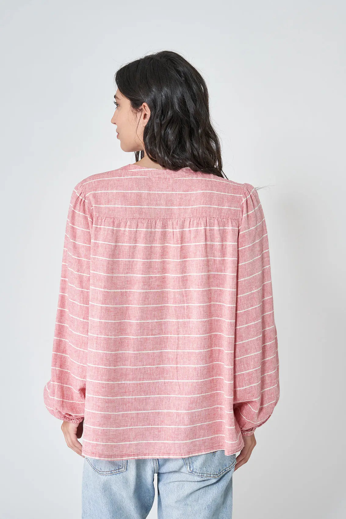 Chemise rayée à col rond et manches bouffantes