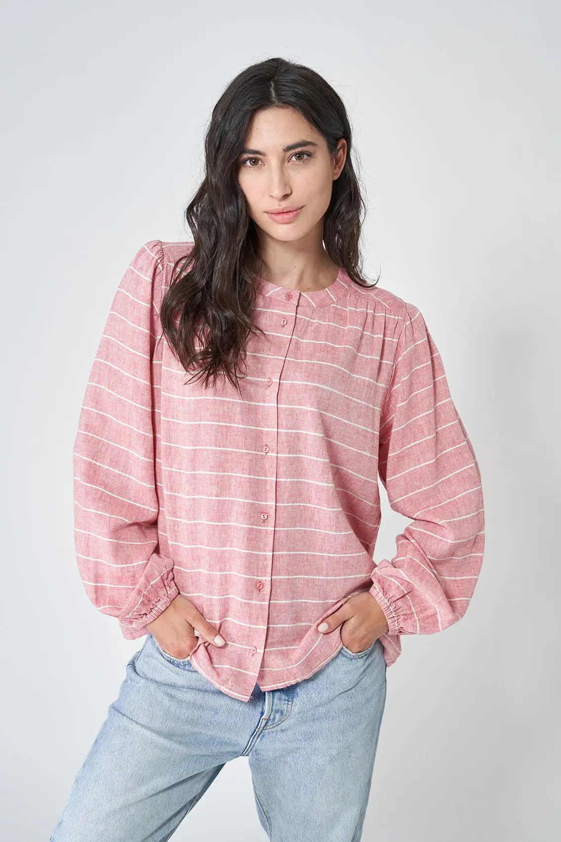 Chemise rayée à col rond et manches bouffantes