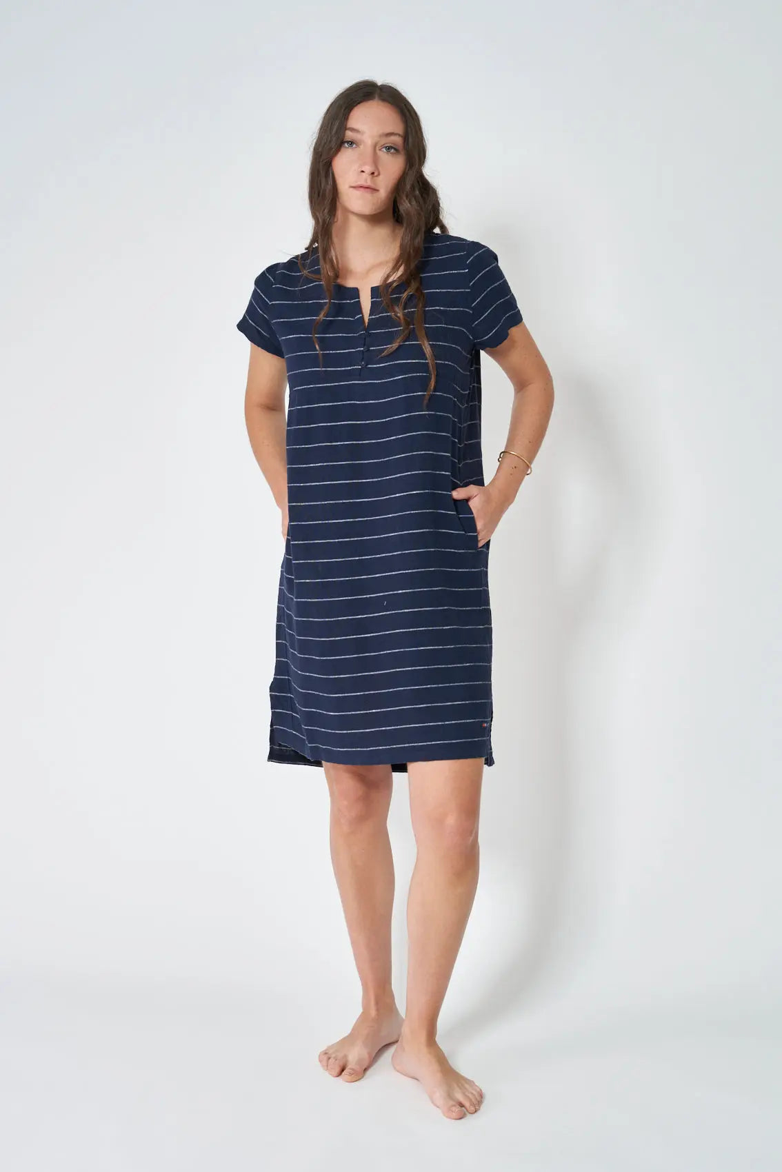 Robe courte rayée fluide à manches courtes avec encolure tunisienne