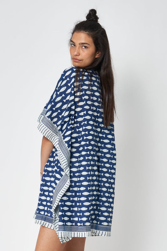 Poncho imprimé poisson fond bleu