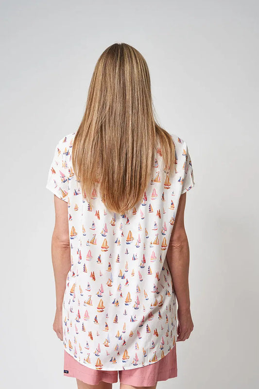 T-shirt ou blouse fine et légère, avec voiliers