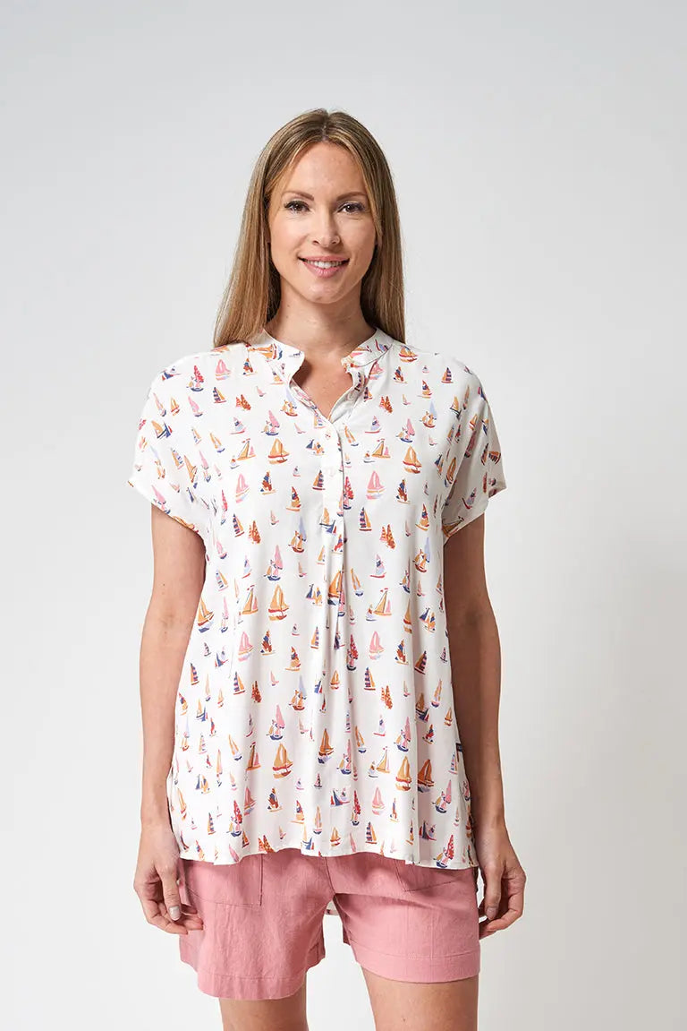 T-shirt ou blouse fine et légère, avec voiliers