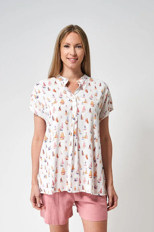 T-shirt ou blouse fine et légère, avec voiliers