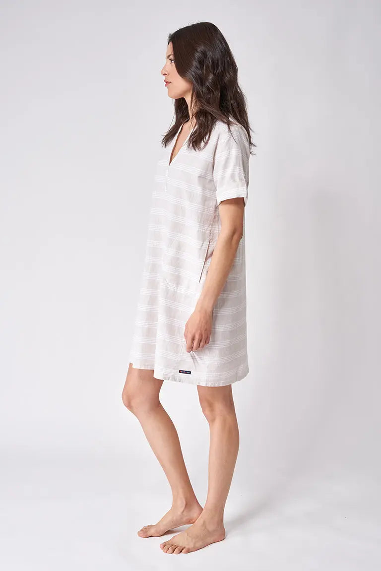 Vestido de lino cuello redondo y escote en pico