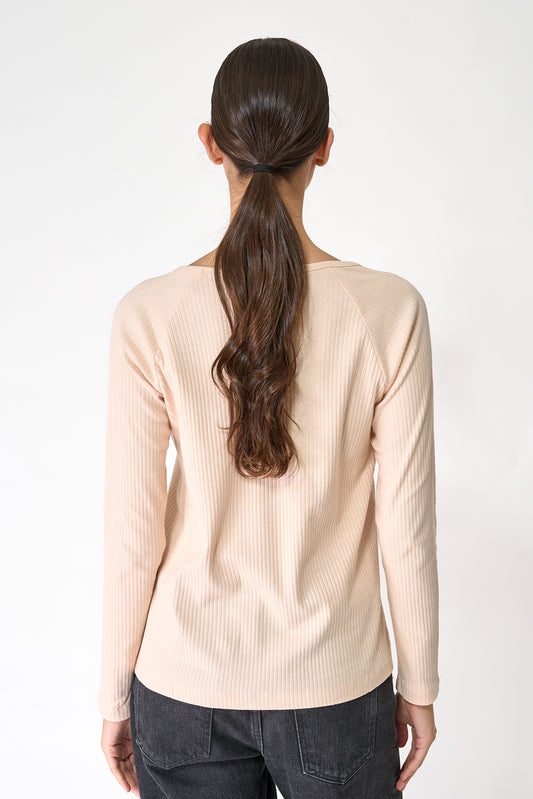 Cotton rib kamiseta, bularrean botoiak dituena 