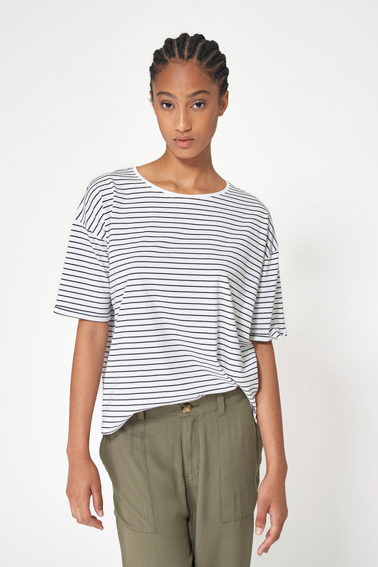 Camiseta a rayas con botones en la espalda