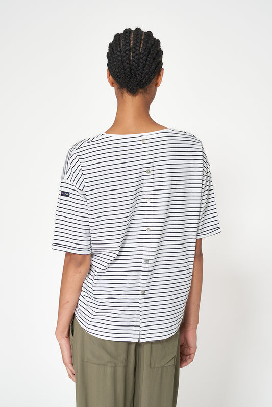 Camiseta a rayas con botones en la espalda