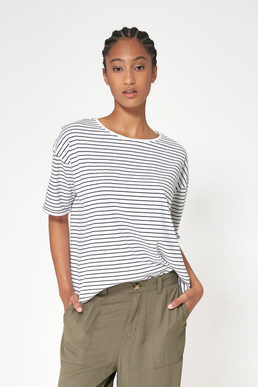 Camiseta a rayas con botones en la espalda