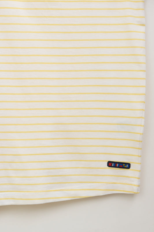 Camiseta a rayas con botones en la espalda