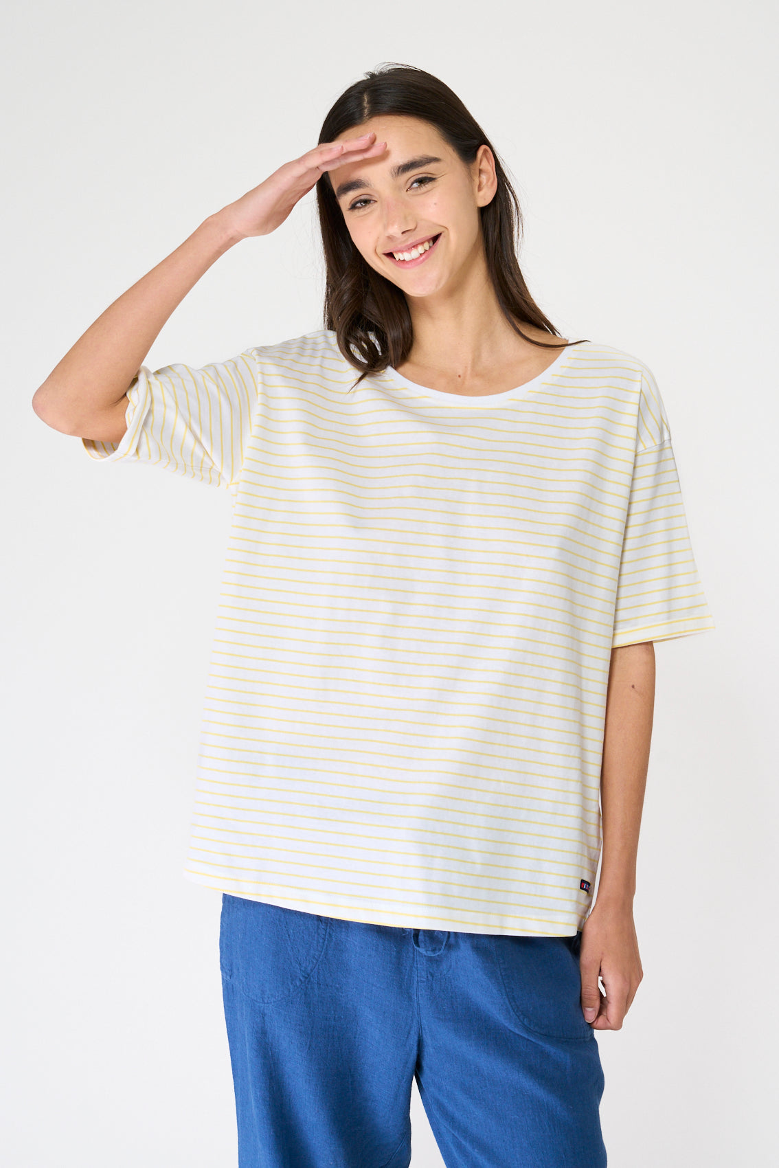 Camiseta a rayas con botones en la espalda