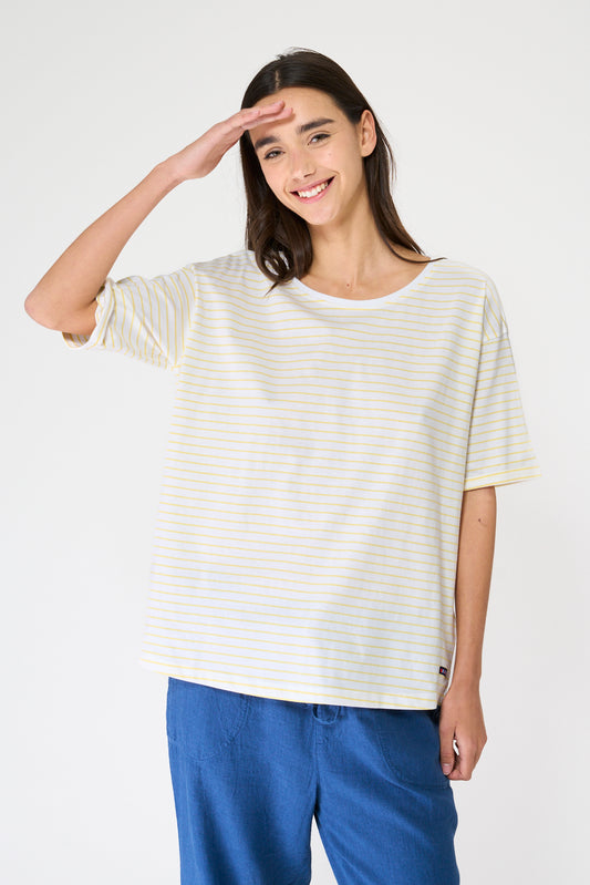 Camiseta a rayas con botones en la espalda