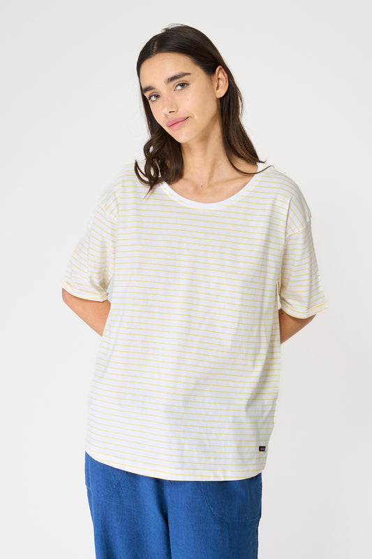 Camiseta a rayas con botones en la espalda