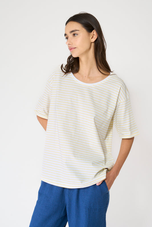 Camiseta a rayas con botones en la espalda