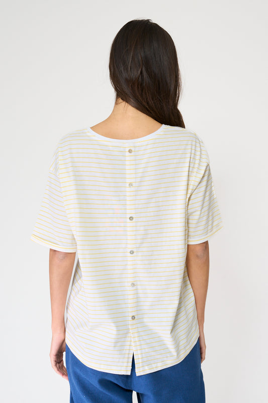 Camiseta a rayas con botones en la espalda