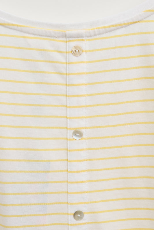 Camiseta a rayas con botones en la espalda