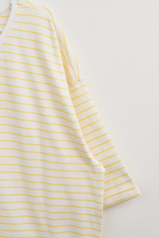 Camiseta a rayas con botones en la espalda