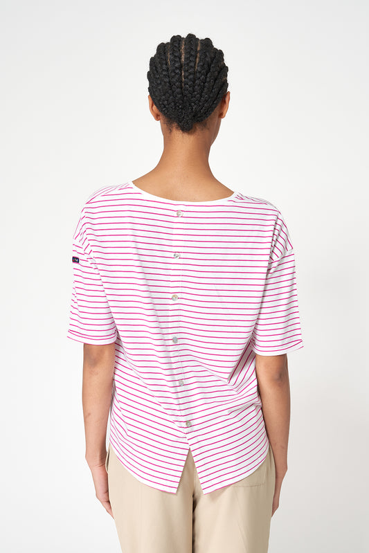 Camiseta a rayas con botones en la espalda