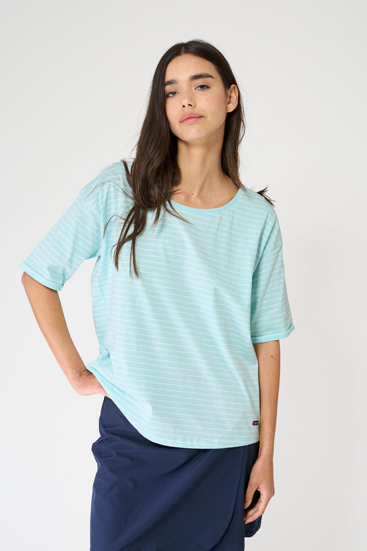 Camiseta a rayas con botones en la espalda