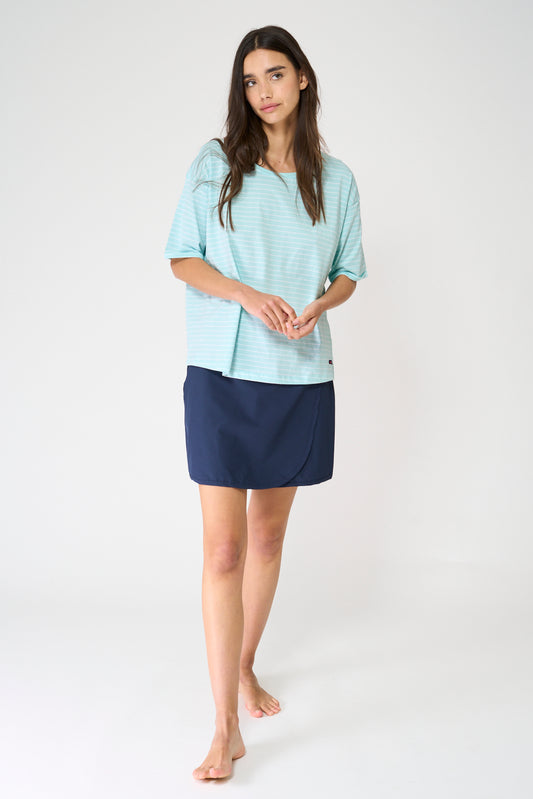 Camiseta a rayas con botones en la espalda