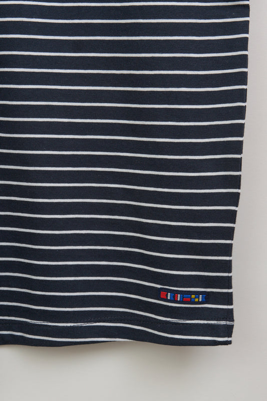 Camiseta a rayas con botones en la espalda