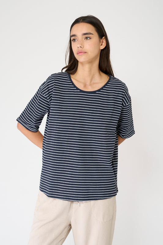 Camiseta a rayas con botones en la espalda