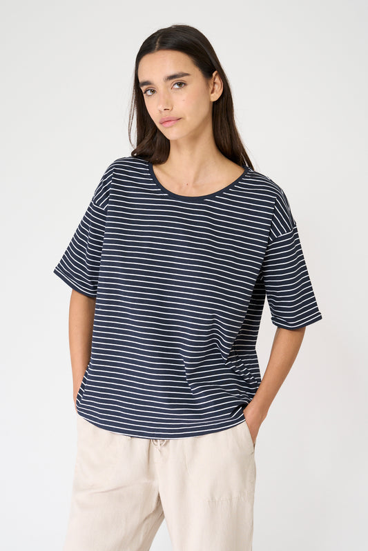 Camiseta a rayas con botones en la espalda