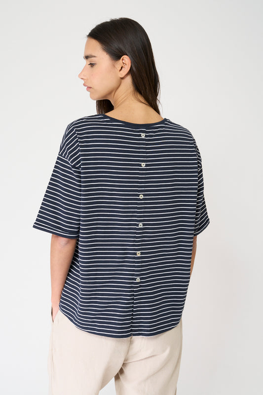 Camiseta a rayas con botones en la espalda