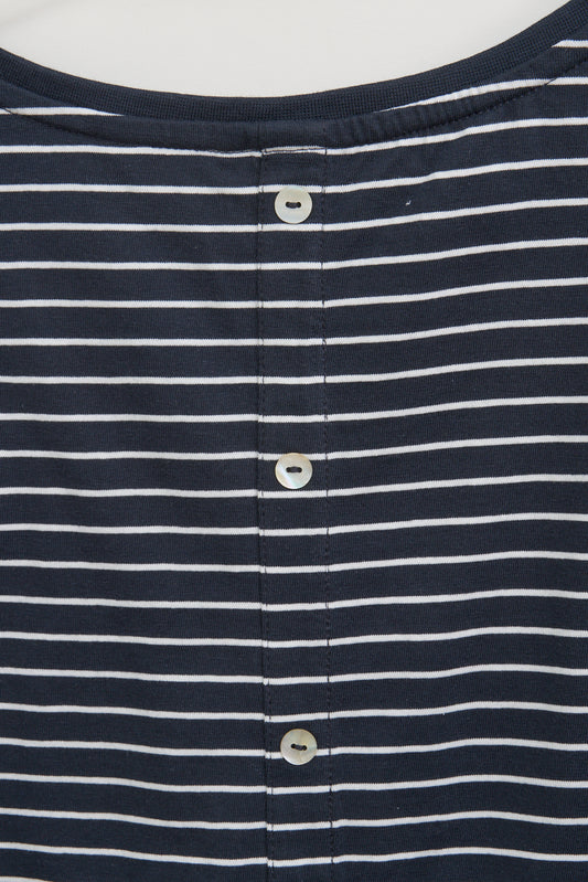 Camiseta a rayas con botones en la espalda