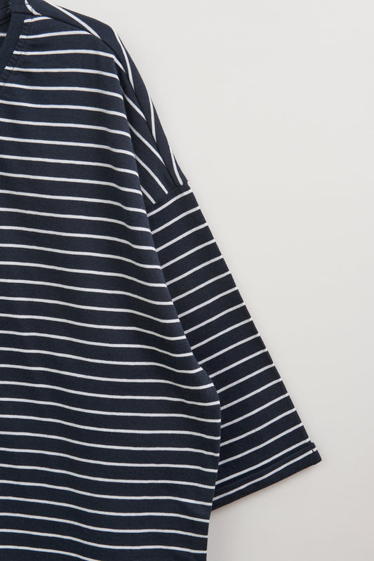 Camiseta a rayas con botones en la espalda