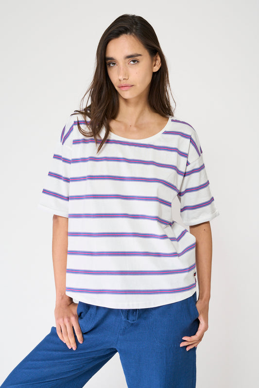 Camiseta a rayas con botones en la espalda