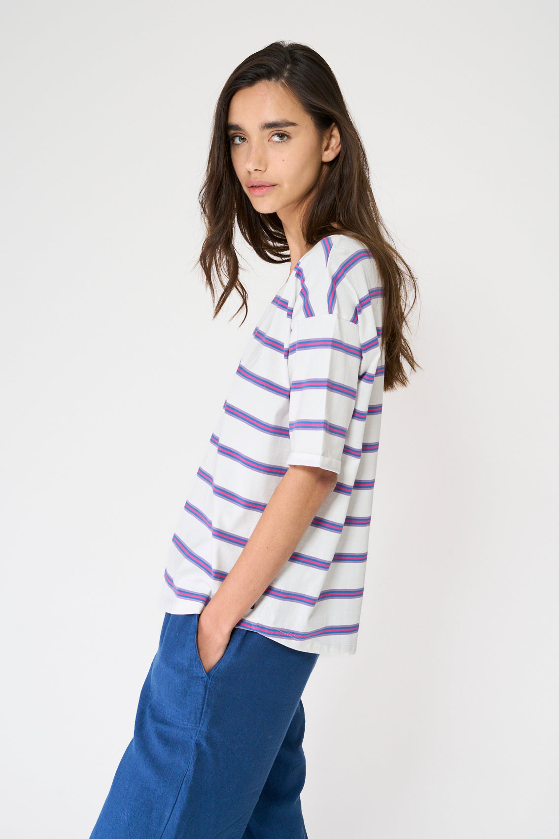 Camiseta a rayas con botones en la espalda
