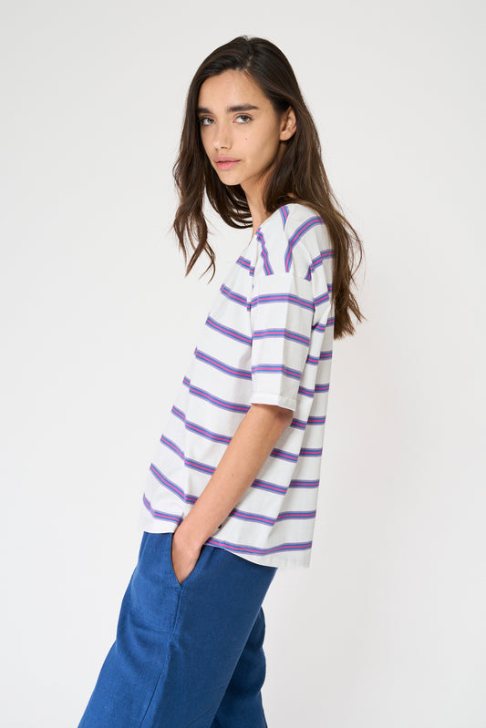 Camiseta a rayas con botones en la espalda