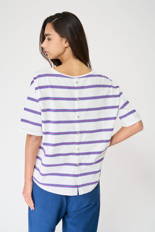 Camiseta a rayas con botones en la espalda