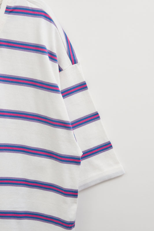 Camiseta a rayas con botones en la espalda