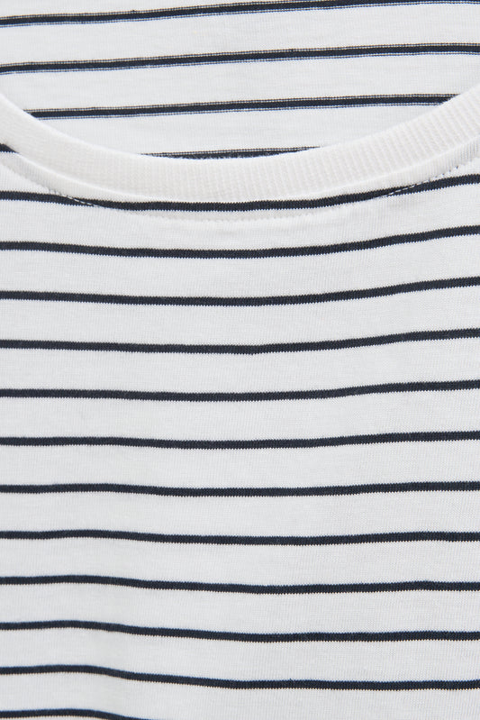 Camiseta a rayas con manga japonesa