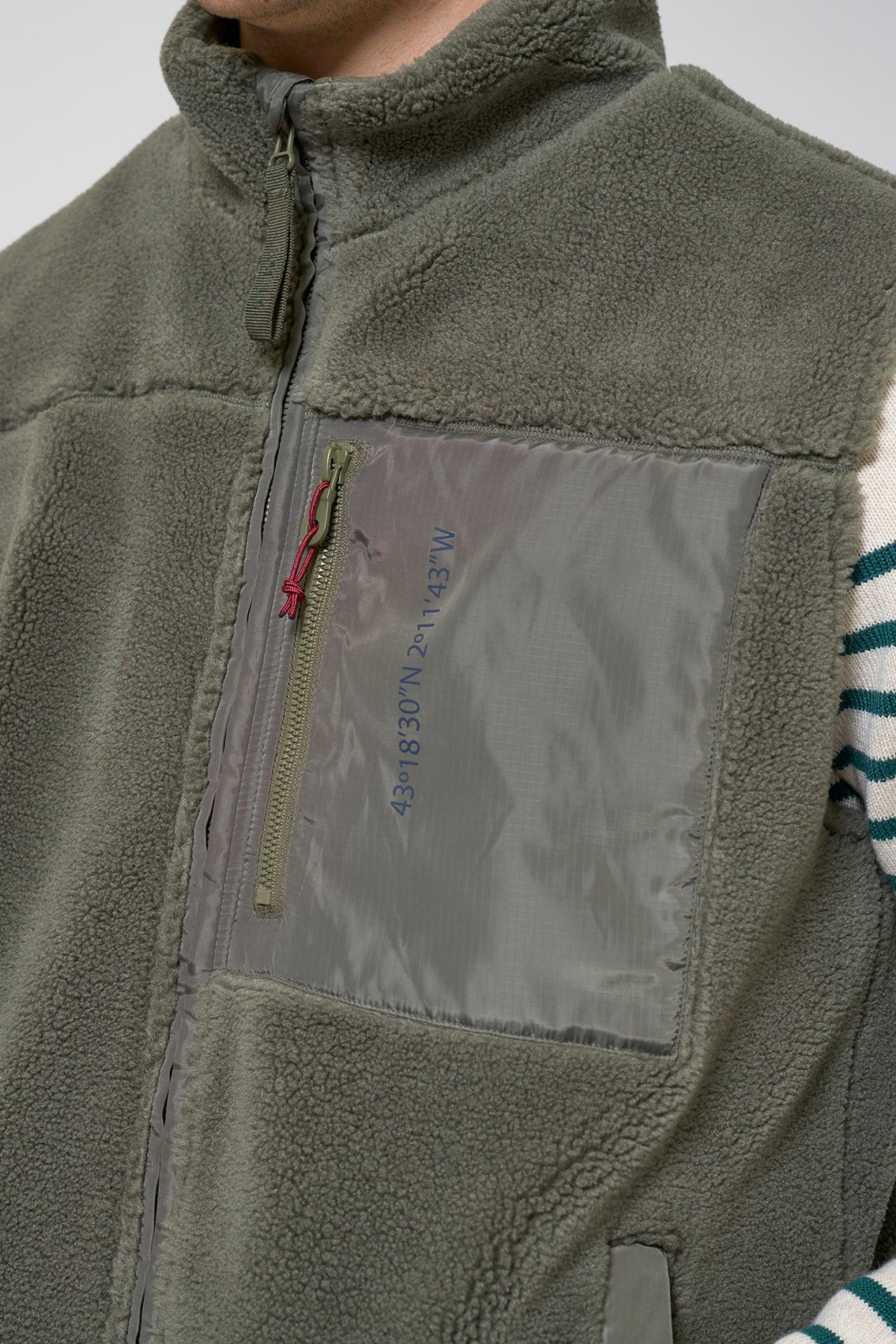 Gilet effet mouton avec poche assortie