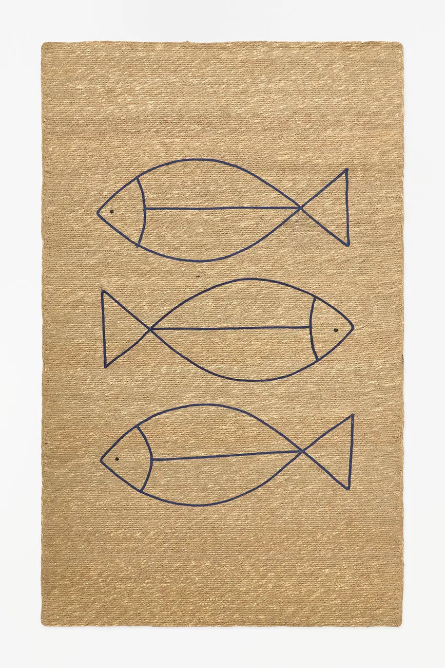 Alfombra de yute con peces bordados