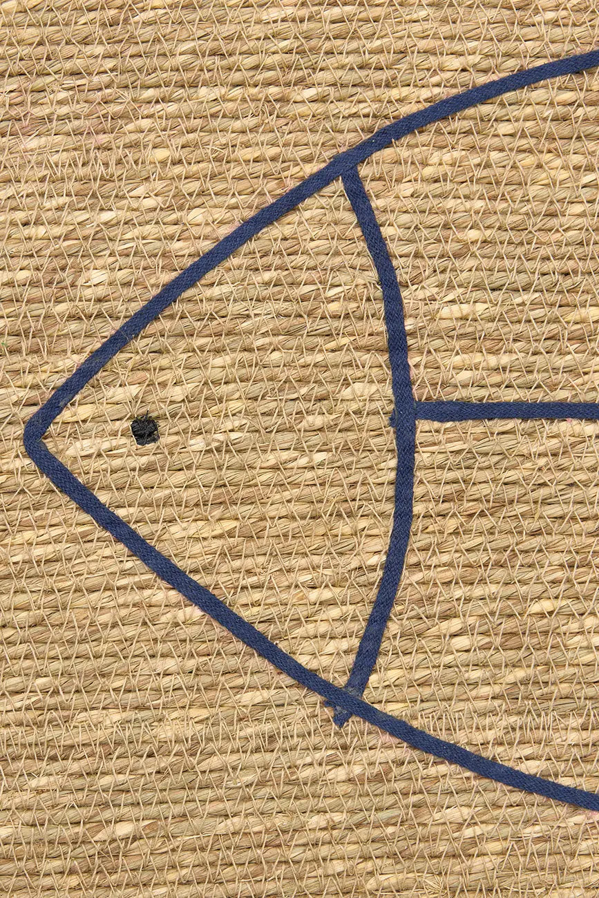 Alfombra de yute con peces bordados