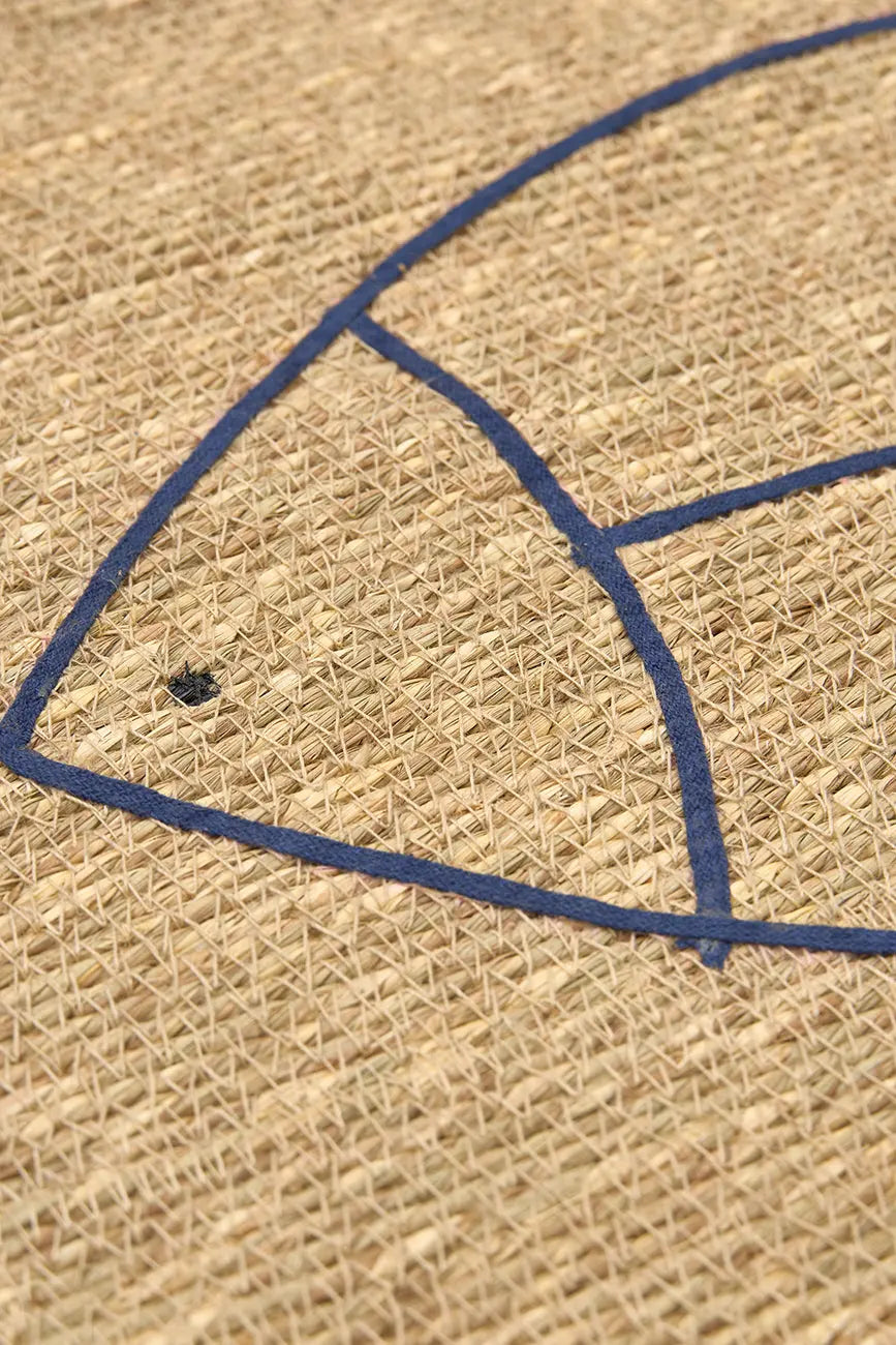 Alfombra de yute con peces bordados