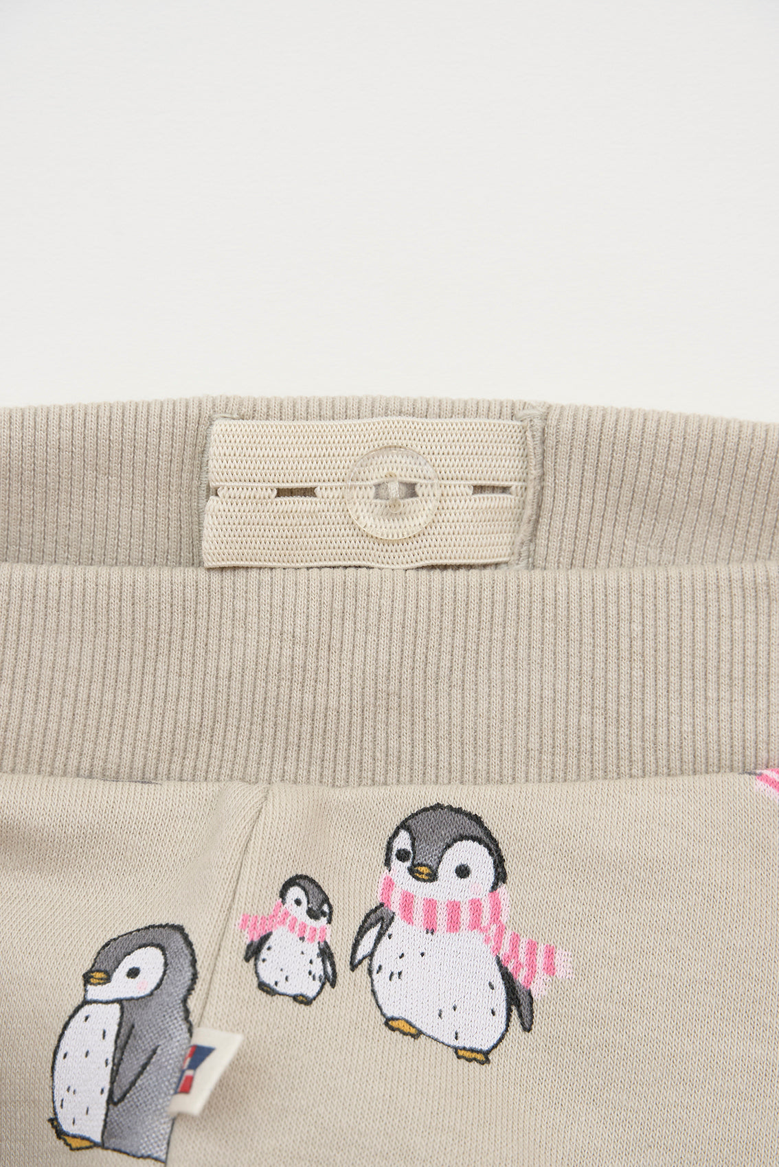Felpazko galtzak, motibo errepikatuekin