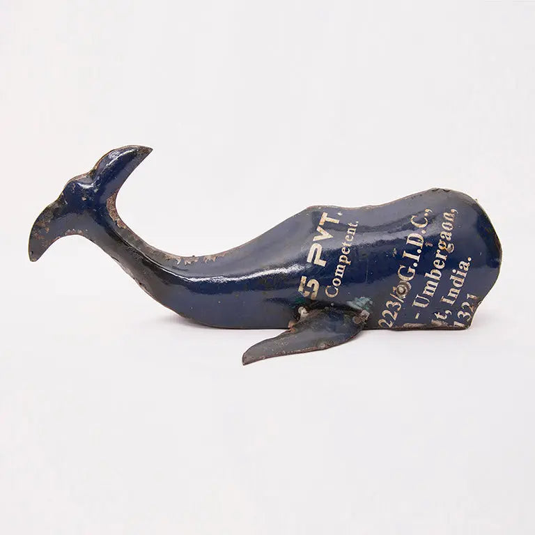 Ballena azul hecha de metal recuperado bidones - D6738