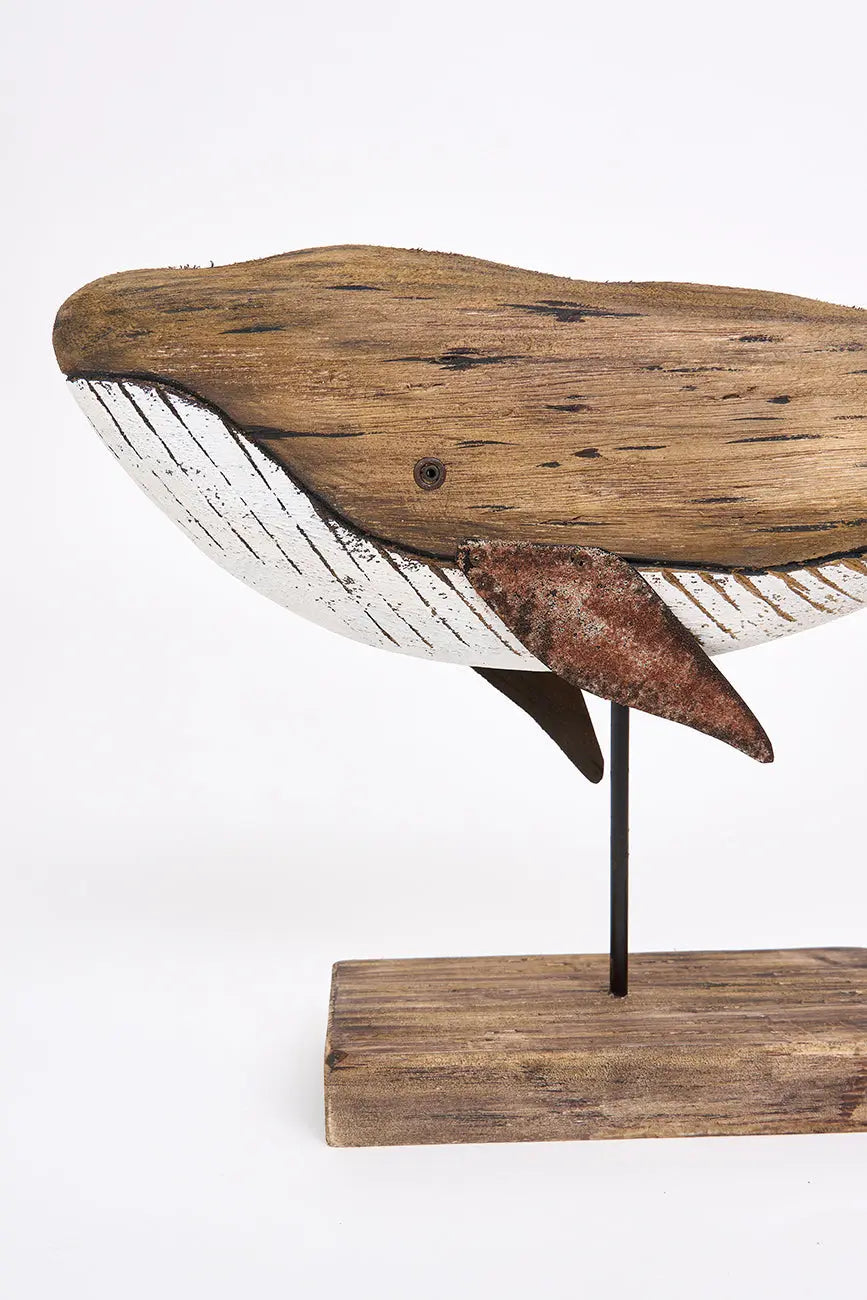 Ballena de madera envejecida con base