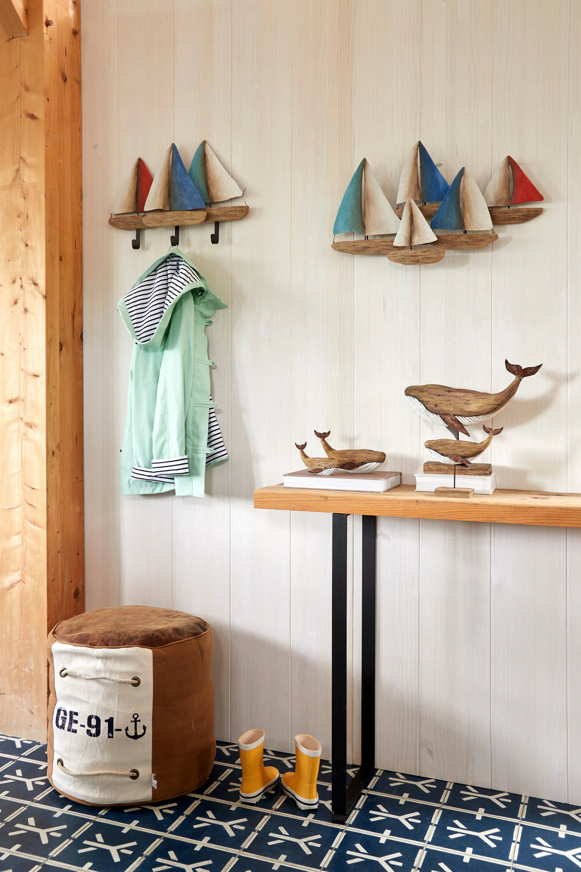 Ballena de madera envejecida con base Batela Deco 2025