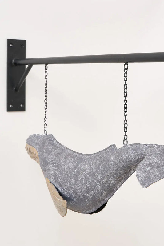 Ballena de metal con soporte para colgar